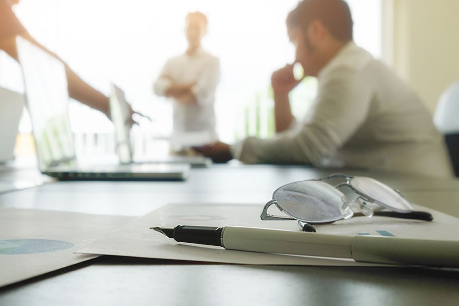 men-office-blur-thumbnail