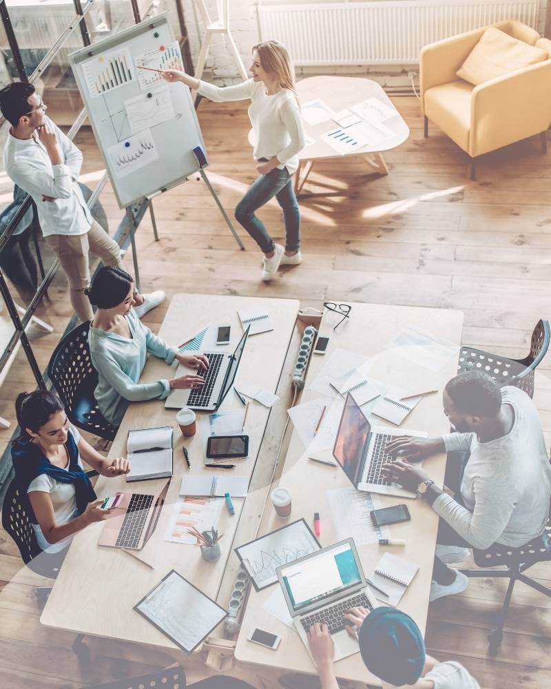 Et team arbejder sammen på et kontor