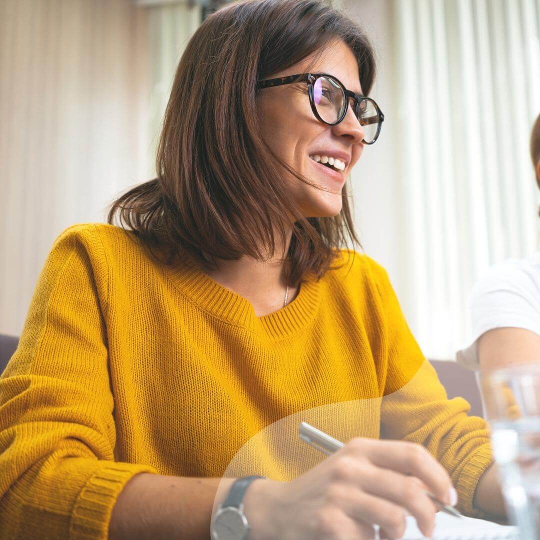 mujer gestionando una transcripción para el sector público