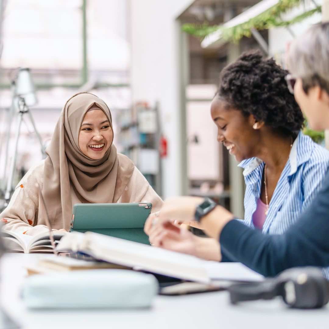 interprète qui rencontre un client