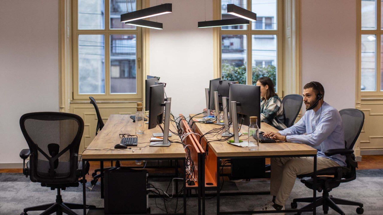 co-workers-modern-office-3