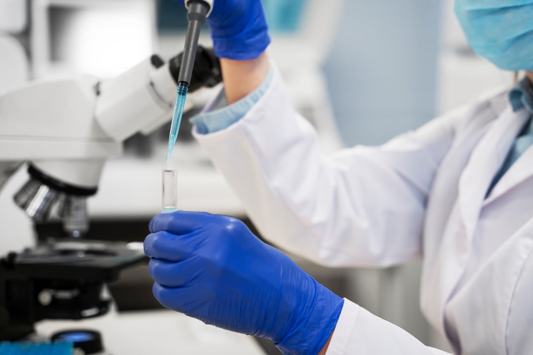 doctor-performing-medical-research-in-the-lab