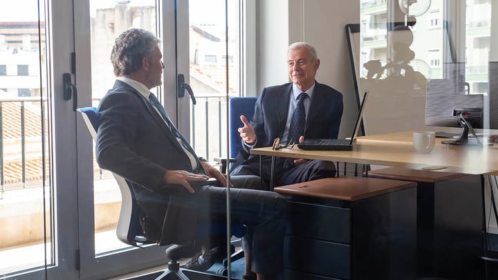finance-mature-partenaires-en-affaires-rencontre-bureau-place-de-travail-avec-ordinateur-portable-vue-à-travers-le-mur-en-verre-concept-portrait-d'affaires