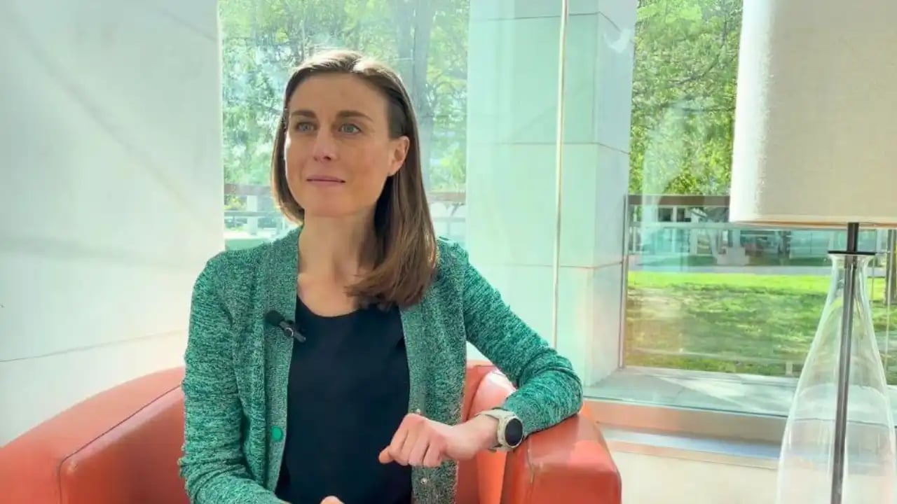 Acolad employee speaking about AI interpreting