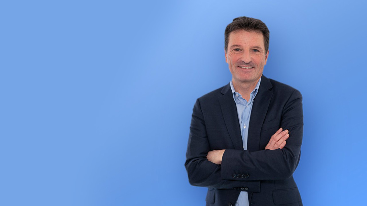 bertrand-gstalder-blue-background-center-thumbnail bertrand-gstalder-blue-background-center-thumbnail