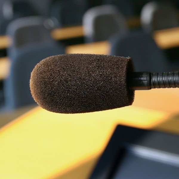 microfono dell'aula di tribunale