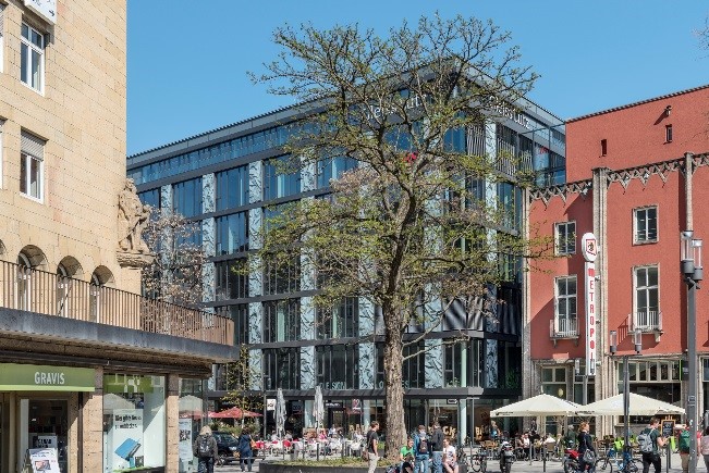 Acolads team står framför montern på Tekom
